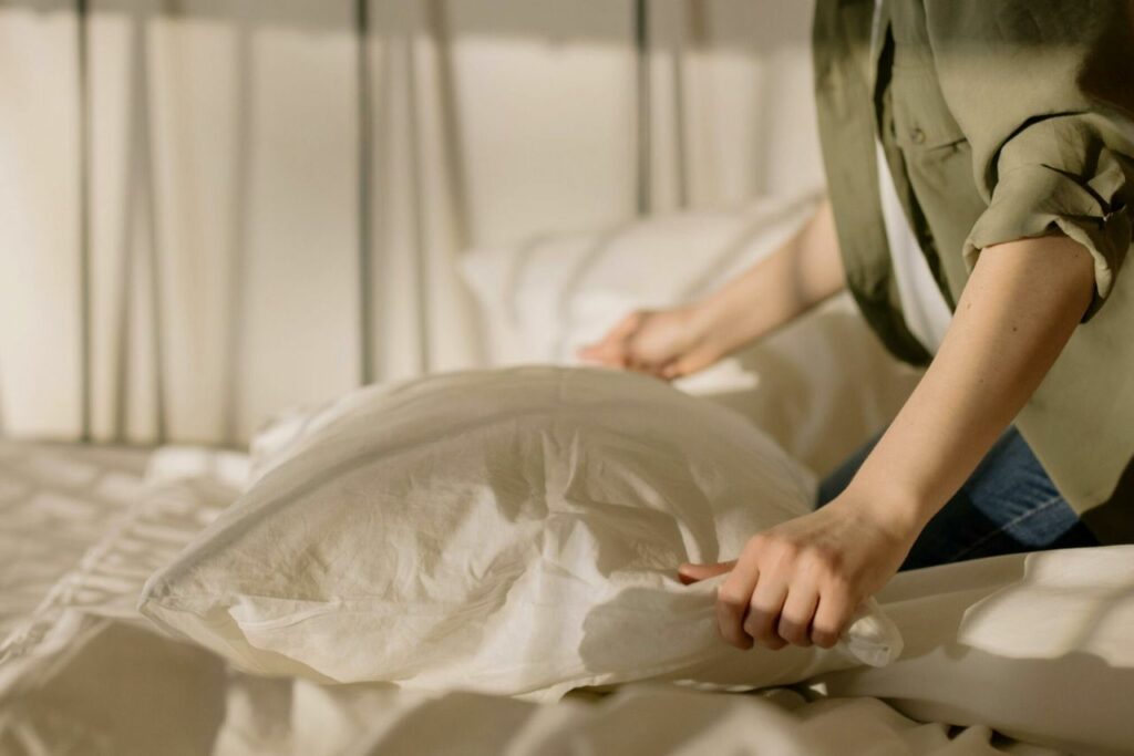 Conciergerie Nîmes : pourquoi y faire appel pour votre location ? Préparation du lit dans un logement par un service de conciergerie