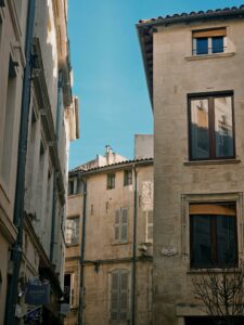 Rues du centre-ville de Nîmes avec architecture typique