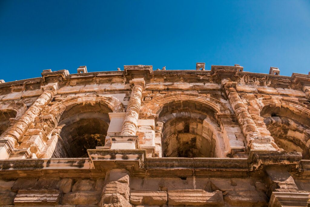 Où loger à Nîmes : conseils pour choisir le bon logement Arènes de Nîmes monument emblématique du centre historique