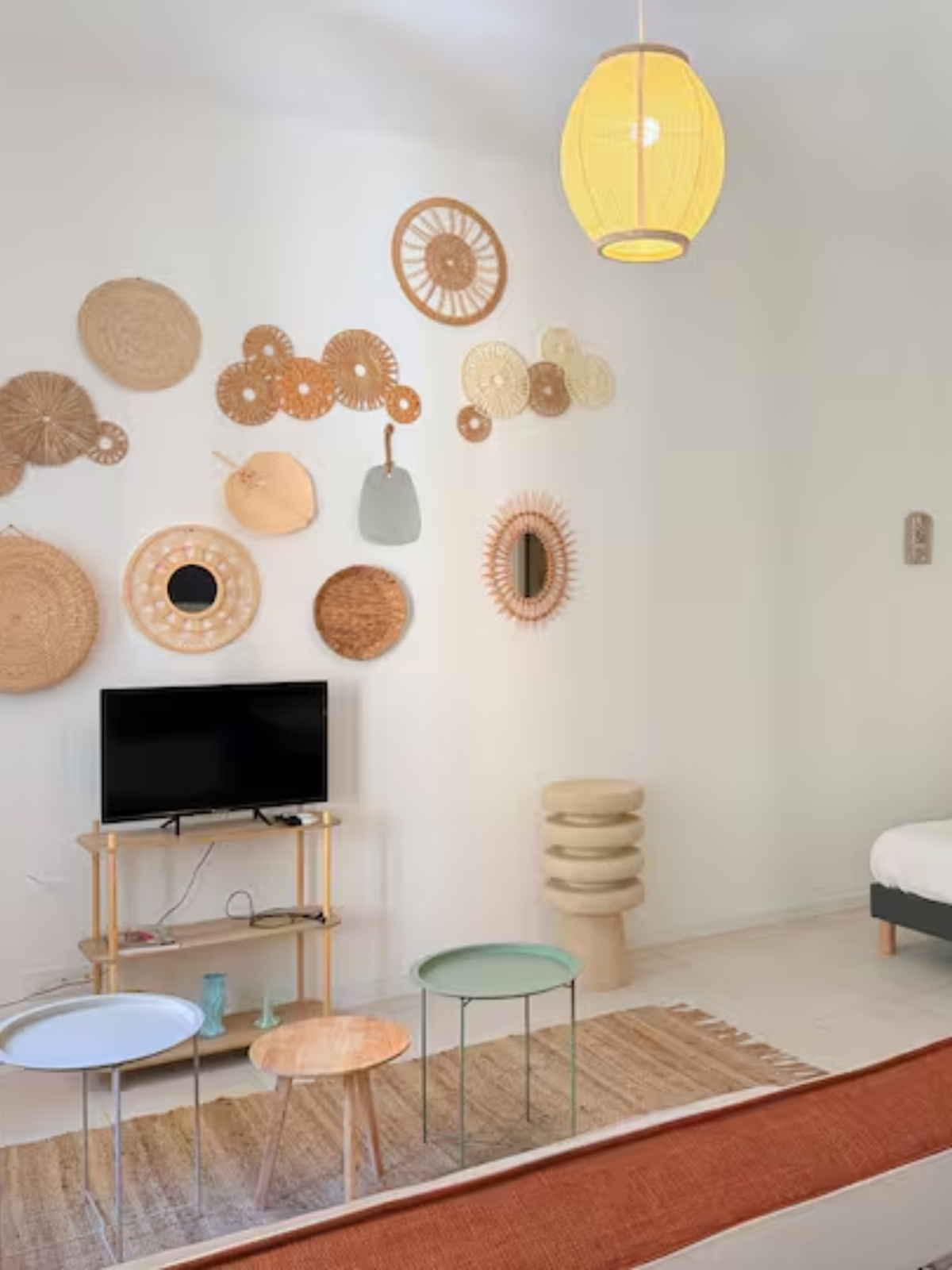 Nos appartements vue salon coin canapé lit studio Nîmes Bohème