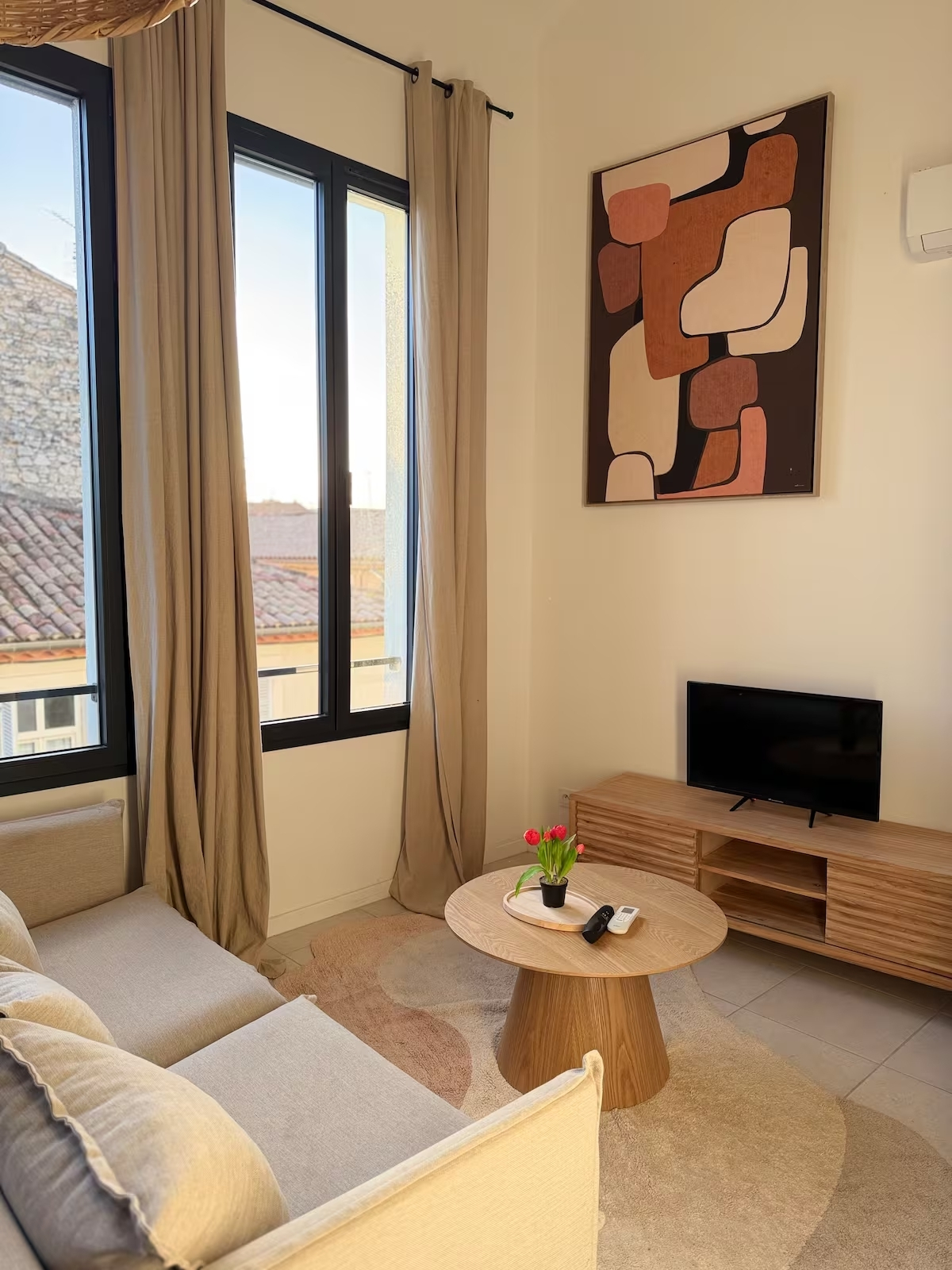 Nos appartements salon canapé tv décoration bohème appartement T3 Nîmes