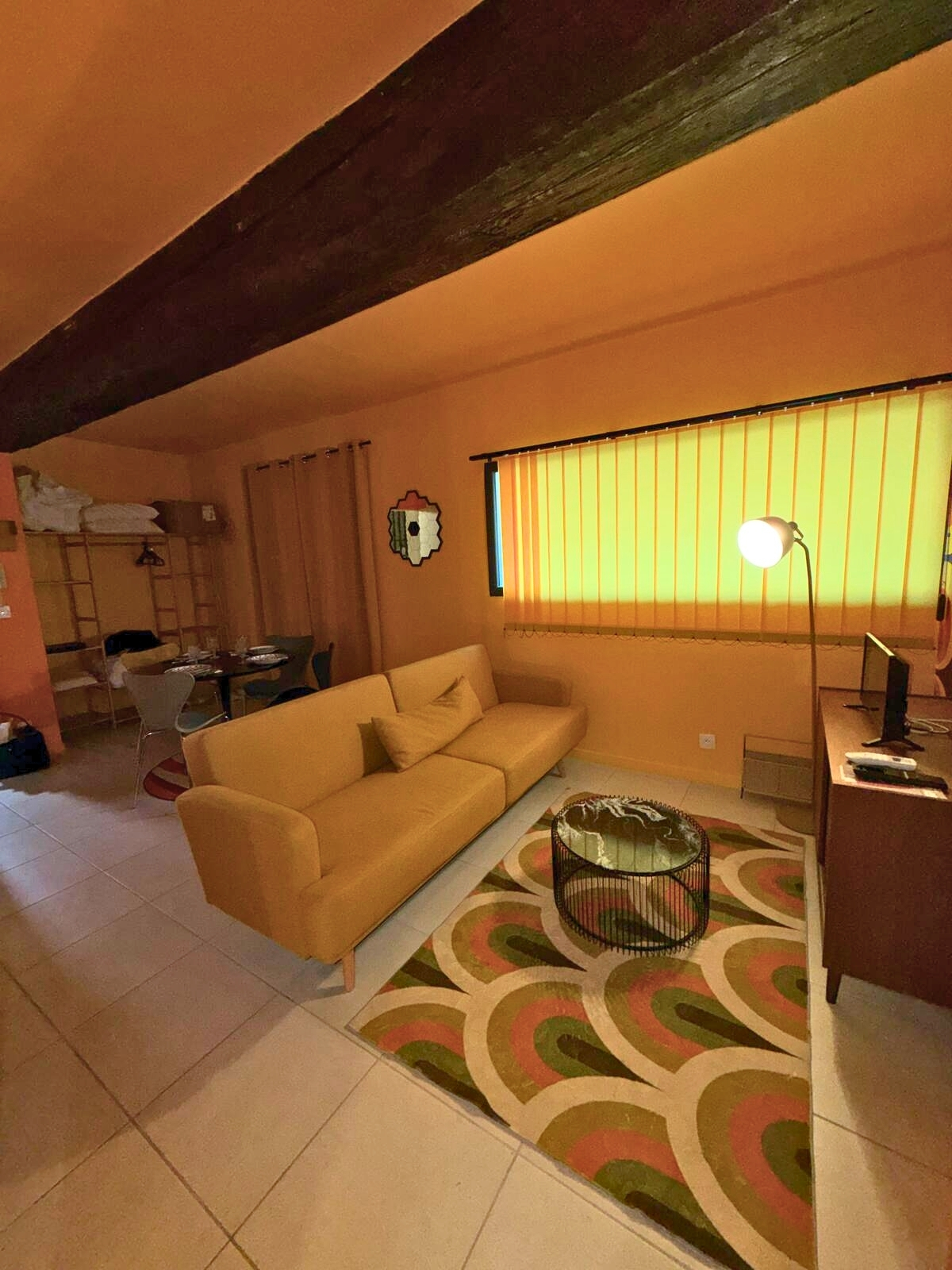 Nos appartements coin salon canapé télévision studio Nîmes rétro seventies