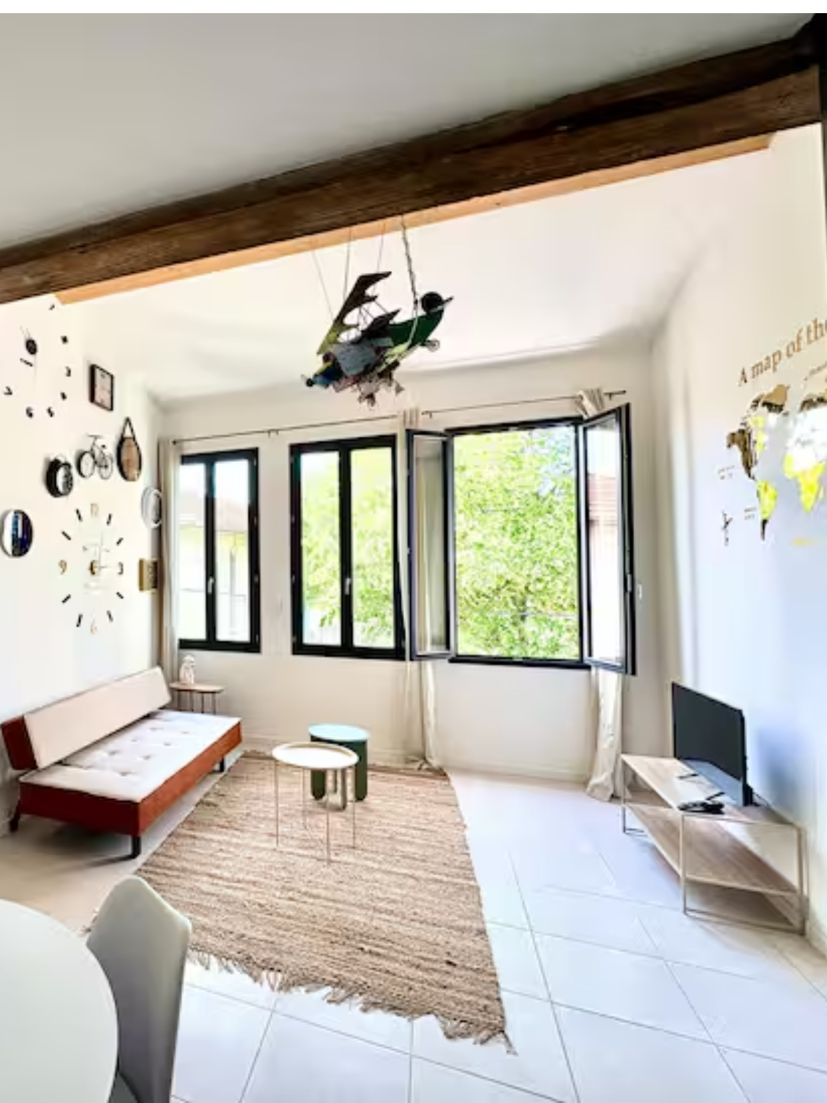 Nos appartements coin salon canapé télévision T3 Nîmes thème voyage