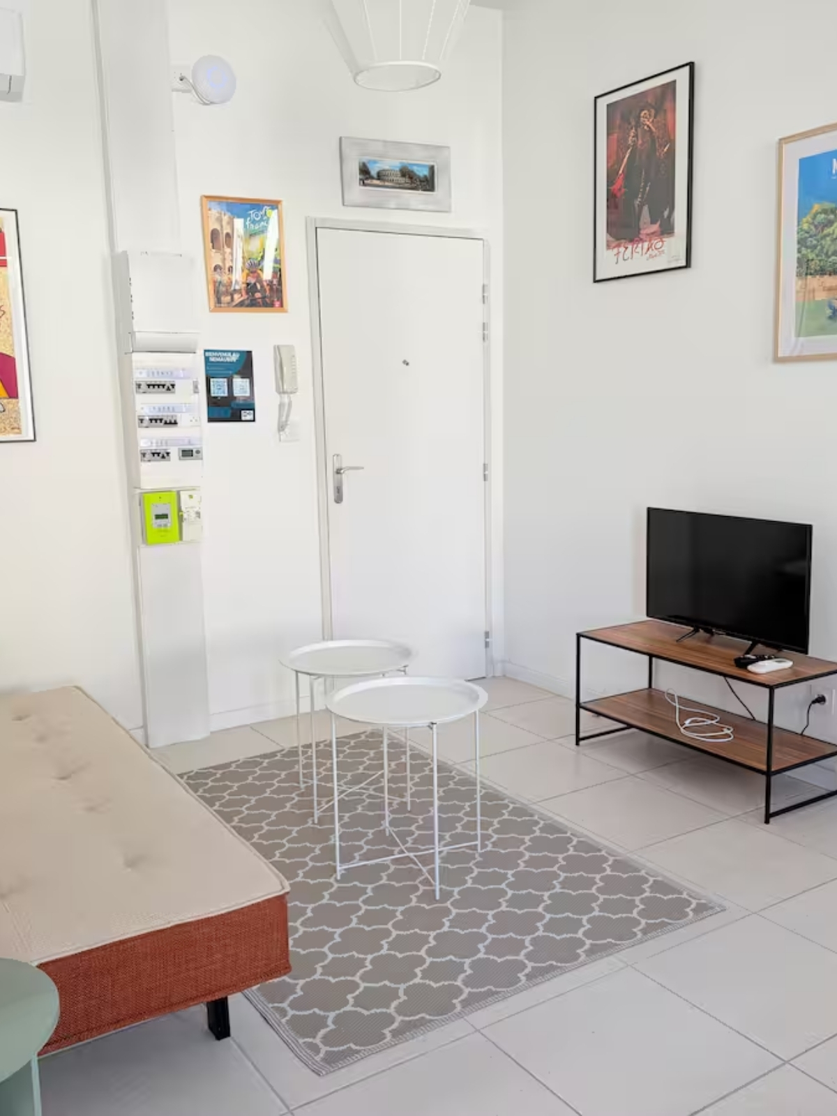 Nos appartements coin salon canapé télévision appartement T2 La féria Nîmes centre