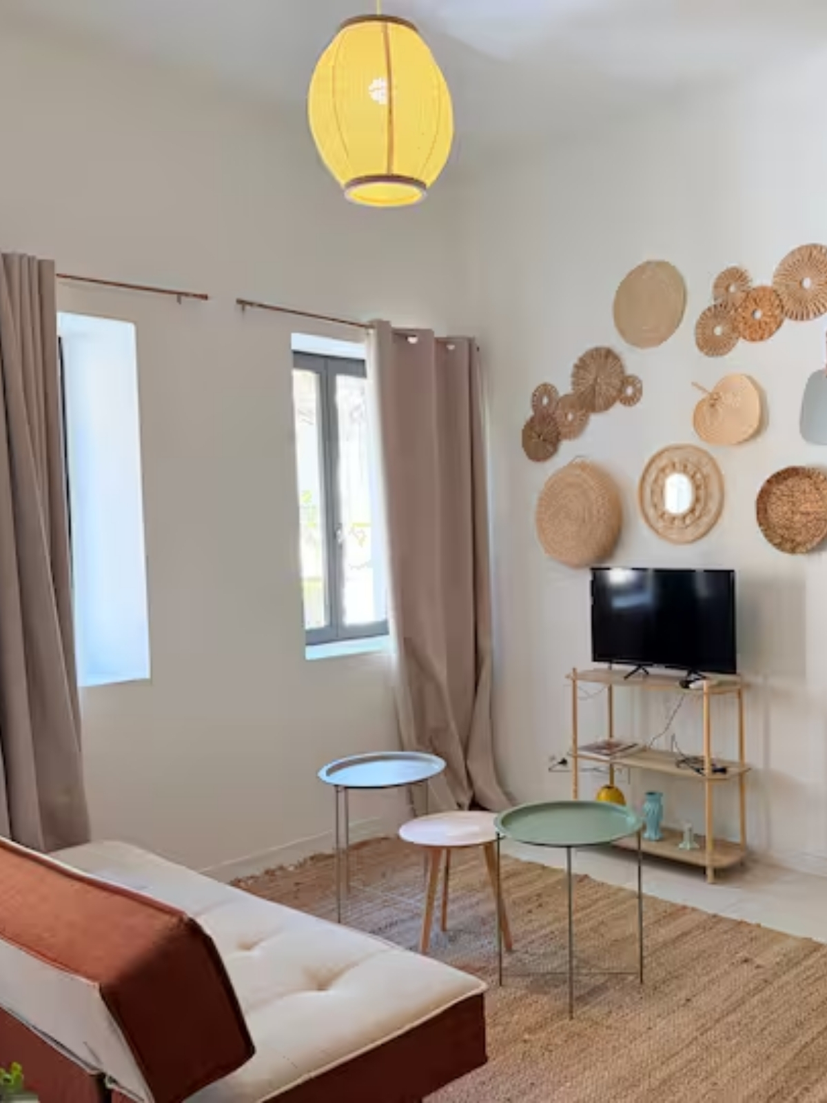 Nos appartements coin salon canapé télévision studio Nîmes Bohème
