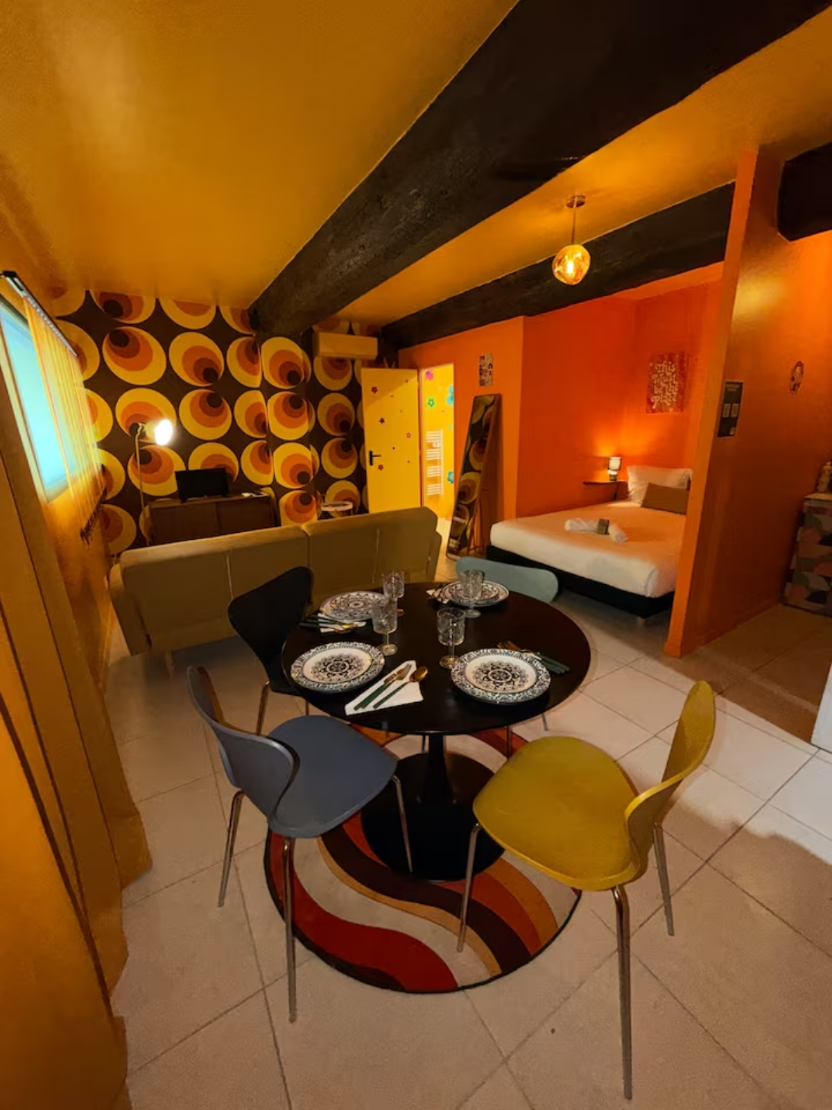 Nos appartements vue studio table à manger salon lit Nîmes rétro