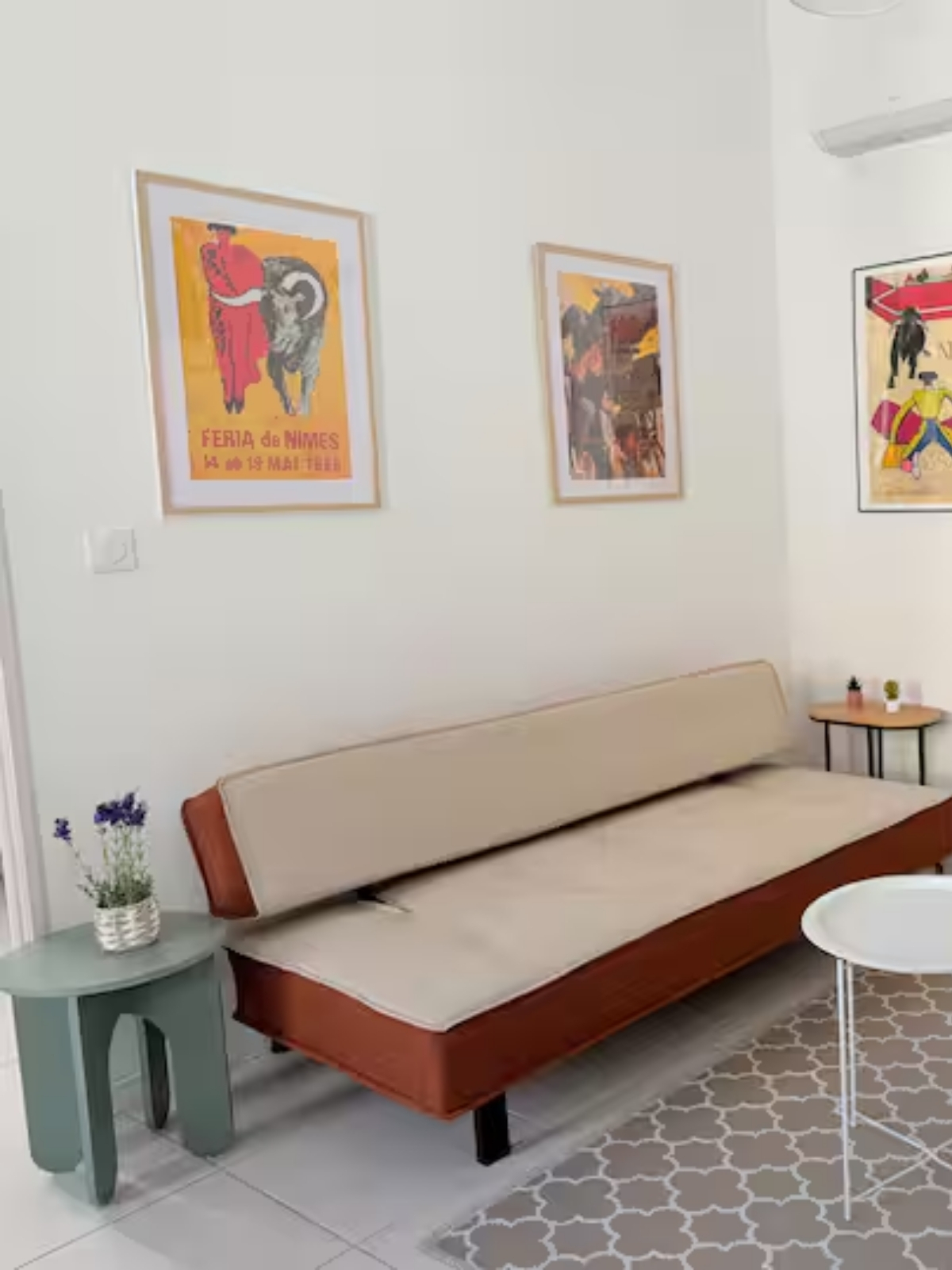 Nos appartements canapé confortable salon appartement T2 La féria Nîmes