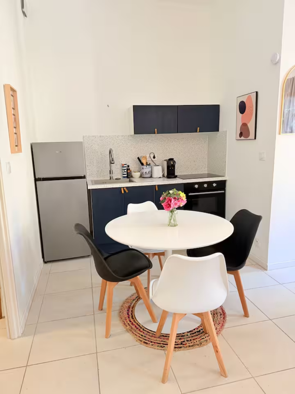 Nos appartements table à manger cuisine équipée studio Nîmes Bohème