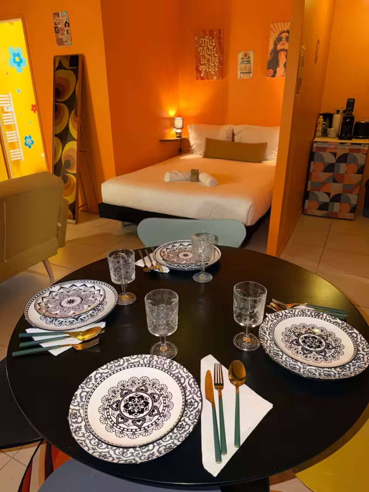 Nos appartements table à manger lit en fond studio Nîmes rétro seventies
