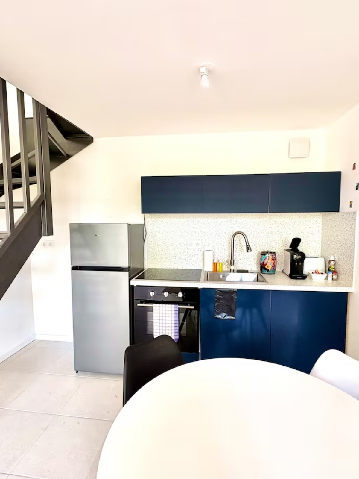 Nos appartements cuisine équipée table à manger T3 Nîmes centre