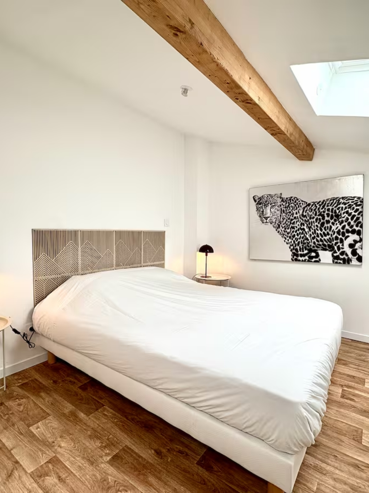 Nos appartements chambre lit double T3 Nîmes décoration thème voyage