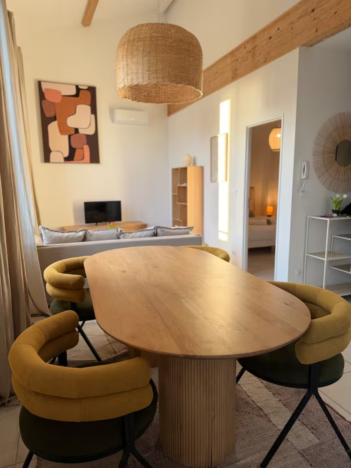 Nos appartements table à manger vue salon canapé T3 Nîmes
