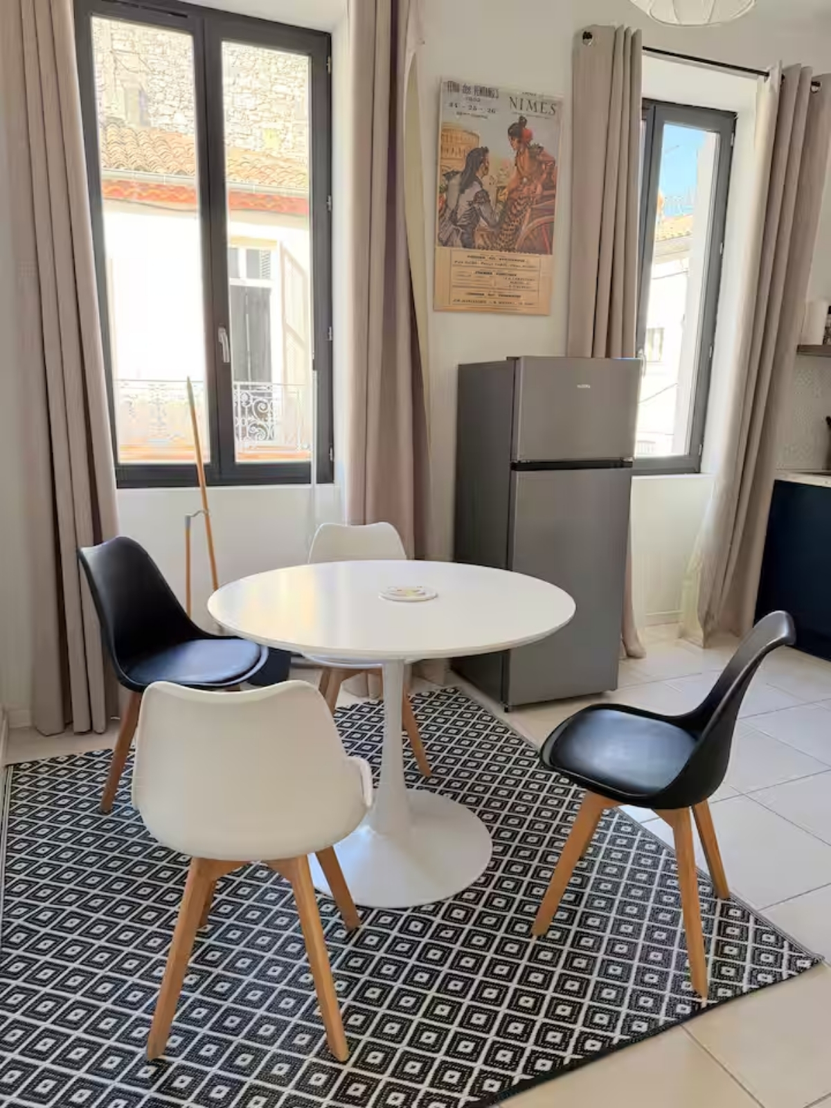 Nos appartements table à manger appartement T2 Nîmes centre La féria
