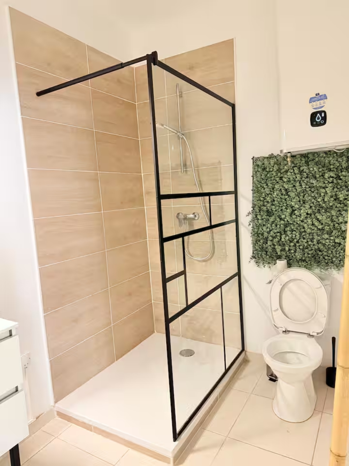 Nos appartements salle de bain douche toilettes studio Nîmes