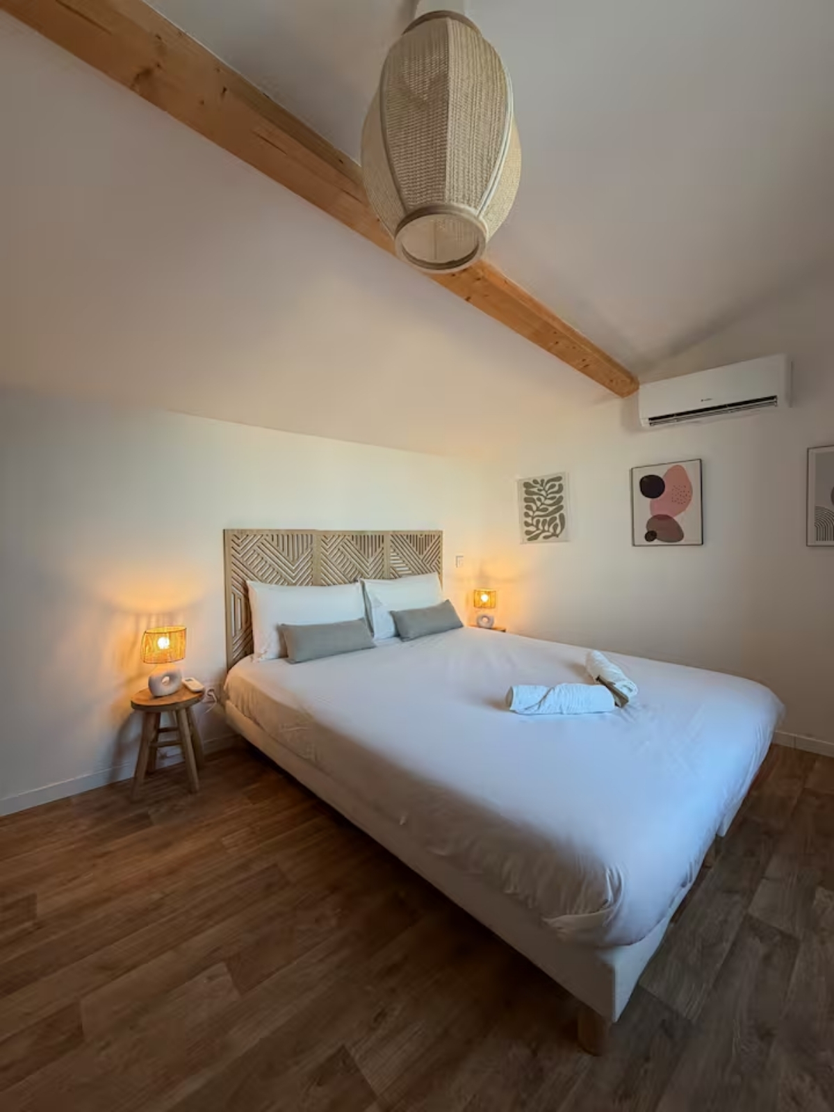 Nos appartements chambre lit double décoration bohème T3 Nîmes