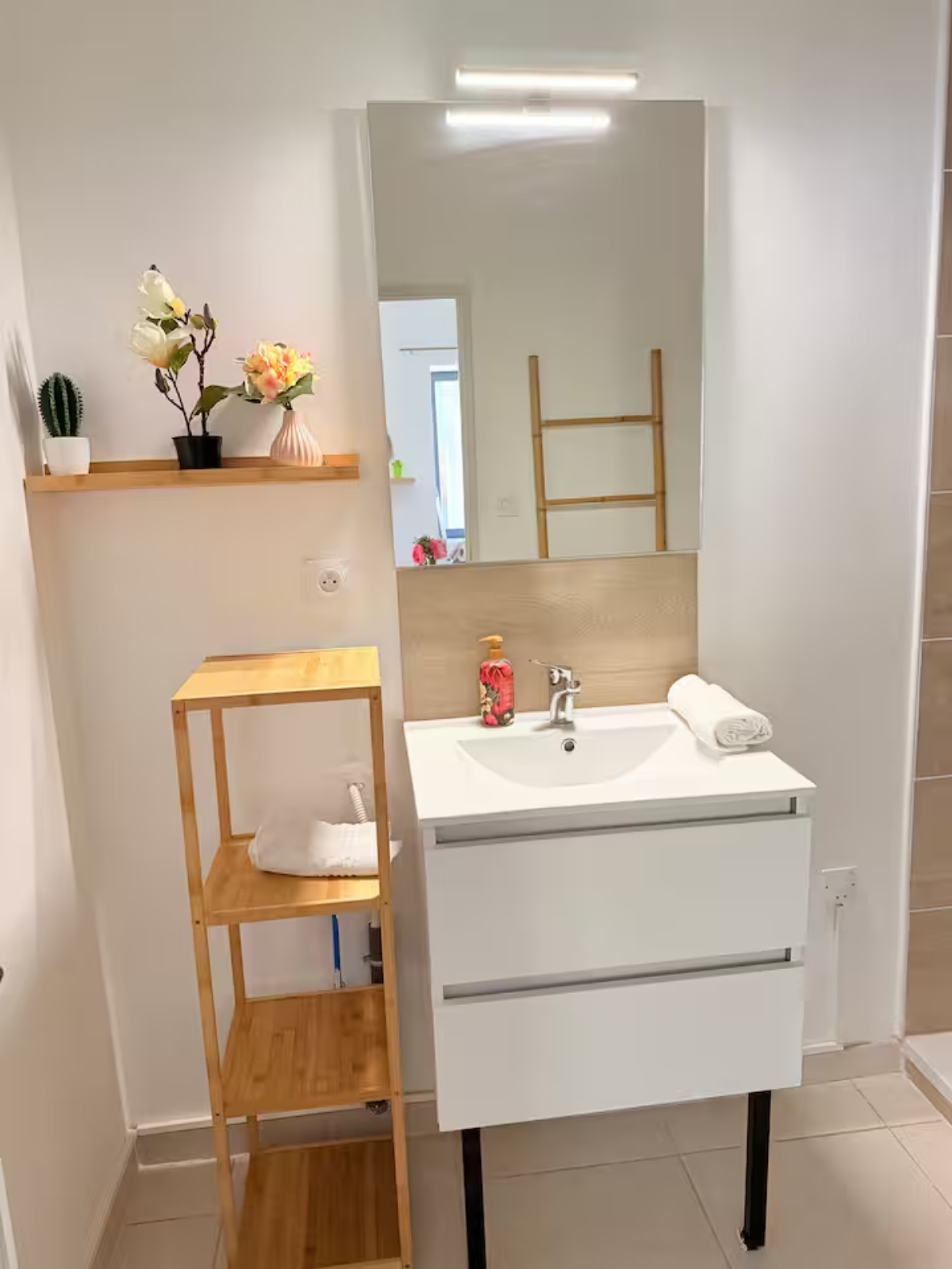Nos appartements lavabo salle de bain studio Nîmes Bohème