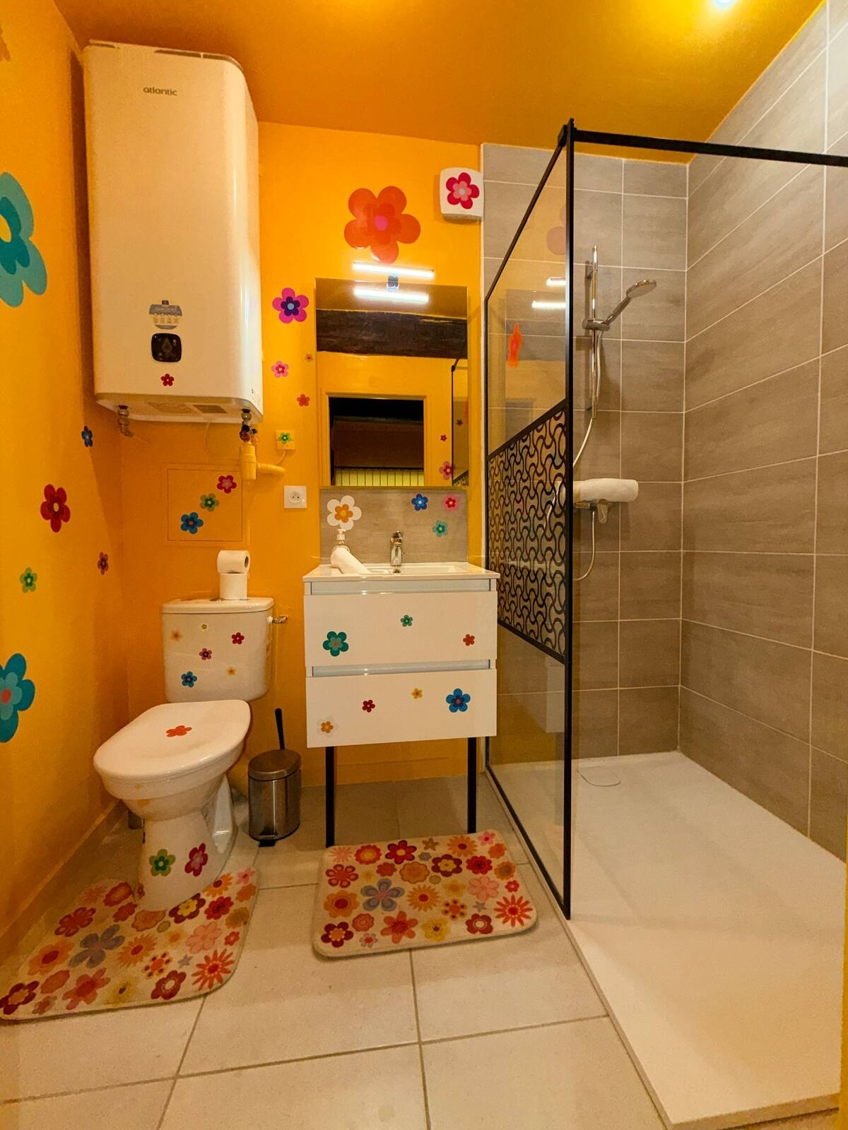 Nos appartements salle de bain douche lavabo studio Nîmes rétro