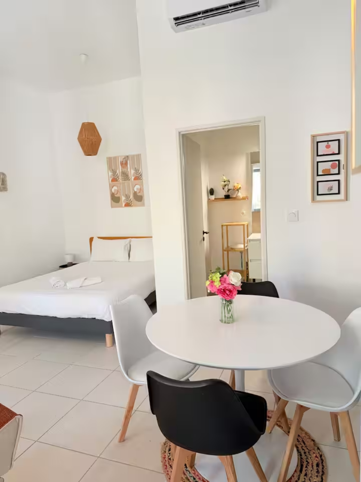 Nos appartements vue table à manger coin lit salle de bain studio Nîmes