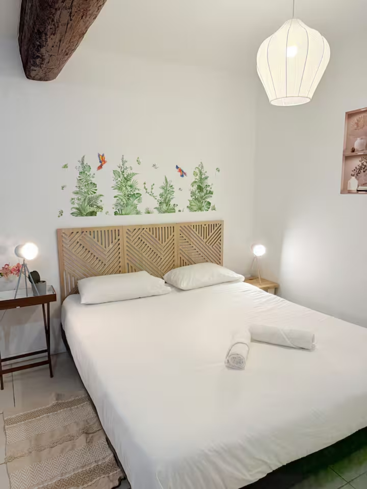 Nos appartements lit double studio Nîmes décoration zen fleurs