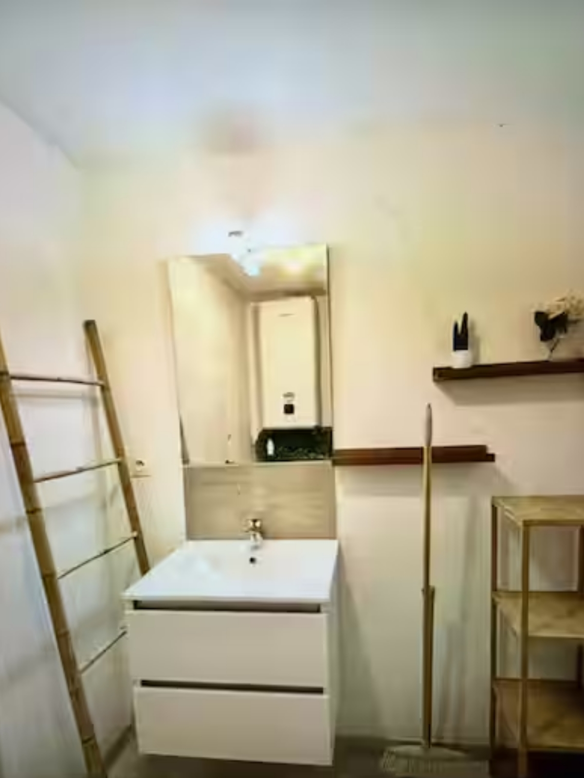 Nos appartements lavabo salle de bain T3 Nîmes centre moderne