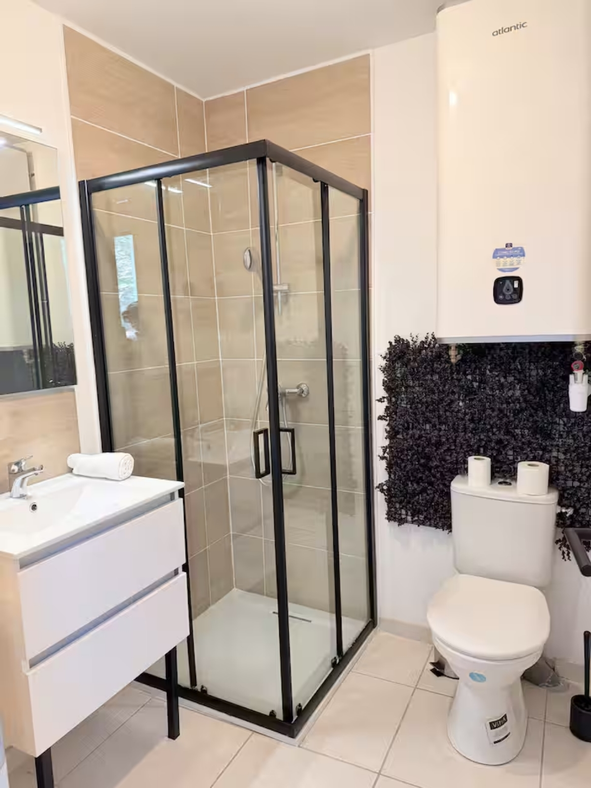 Nos appartements salle de bain douche lavabo toilettes appartement T2 Nîmes