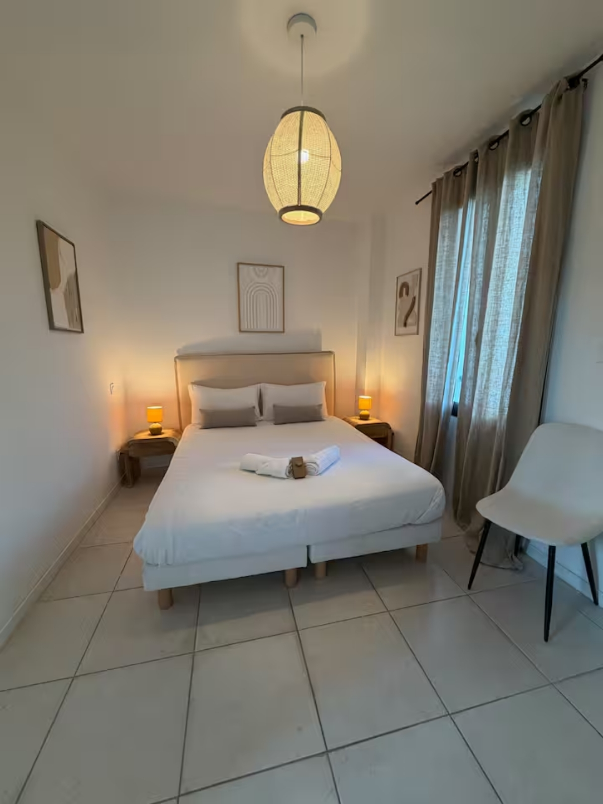 Nos appartements lit double chambre décoration bohème T3 Nîmes