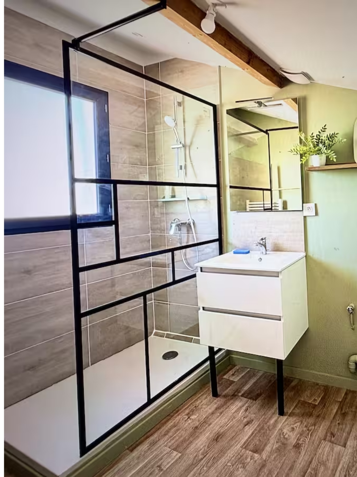 Nos appartements salle de bain douche lavabo T3 Nîmes moderne