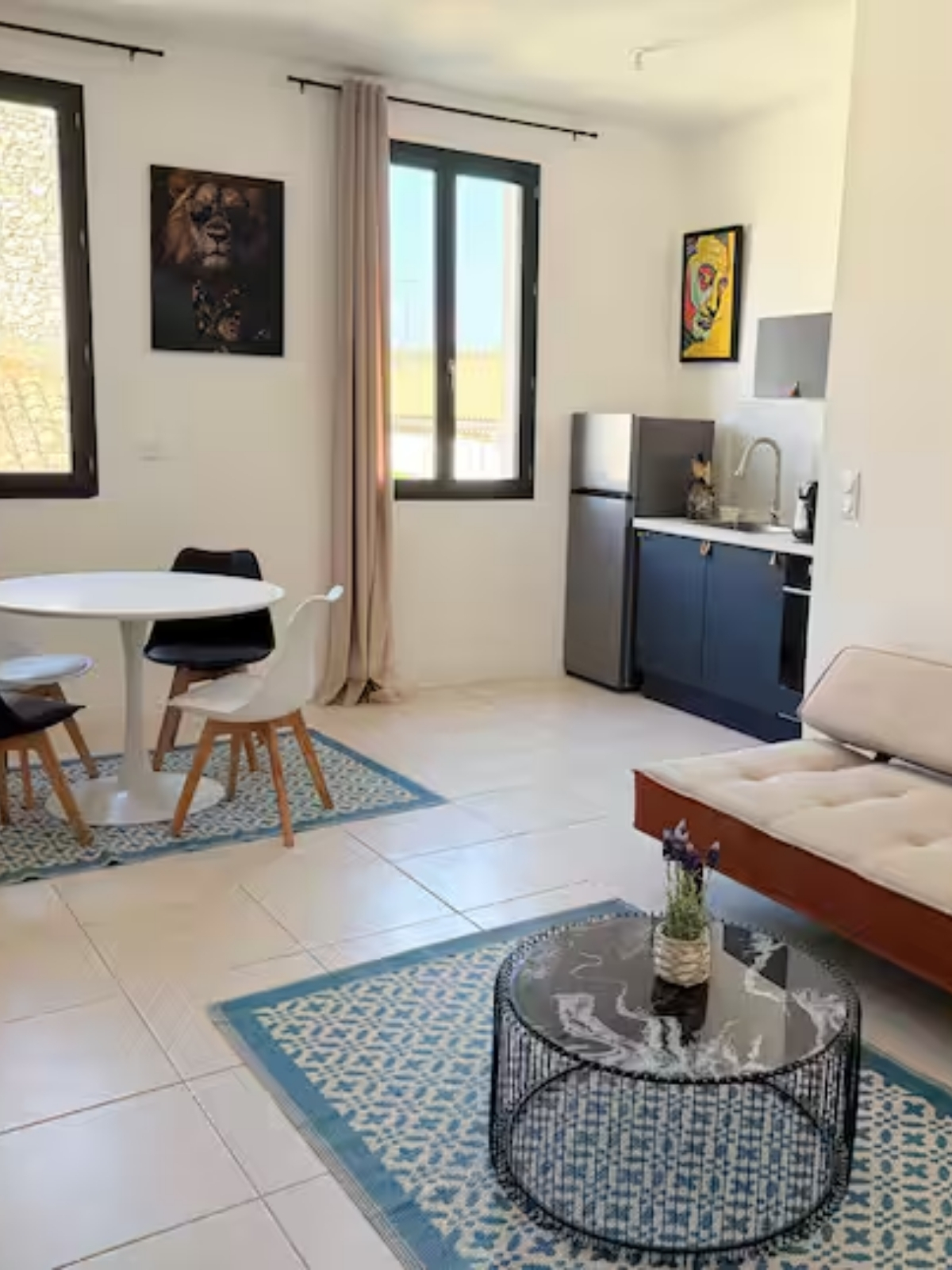 Nos appartements salon avec cuisine ouverte et table à manger T2 Nîmes centre