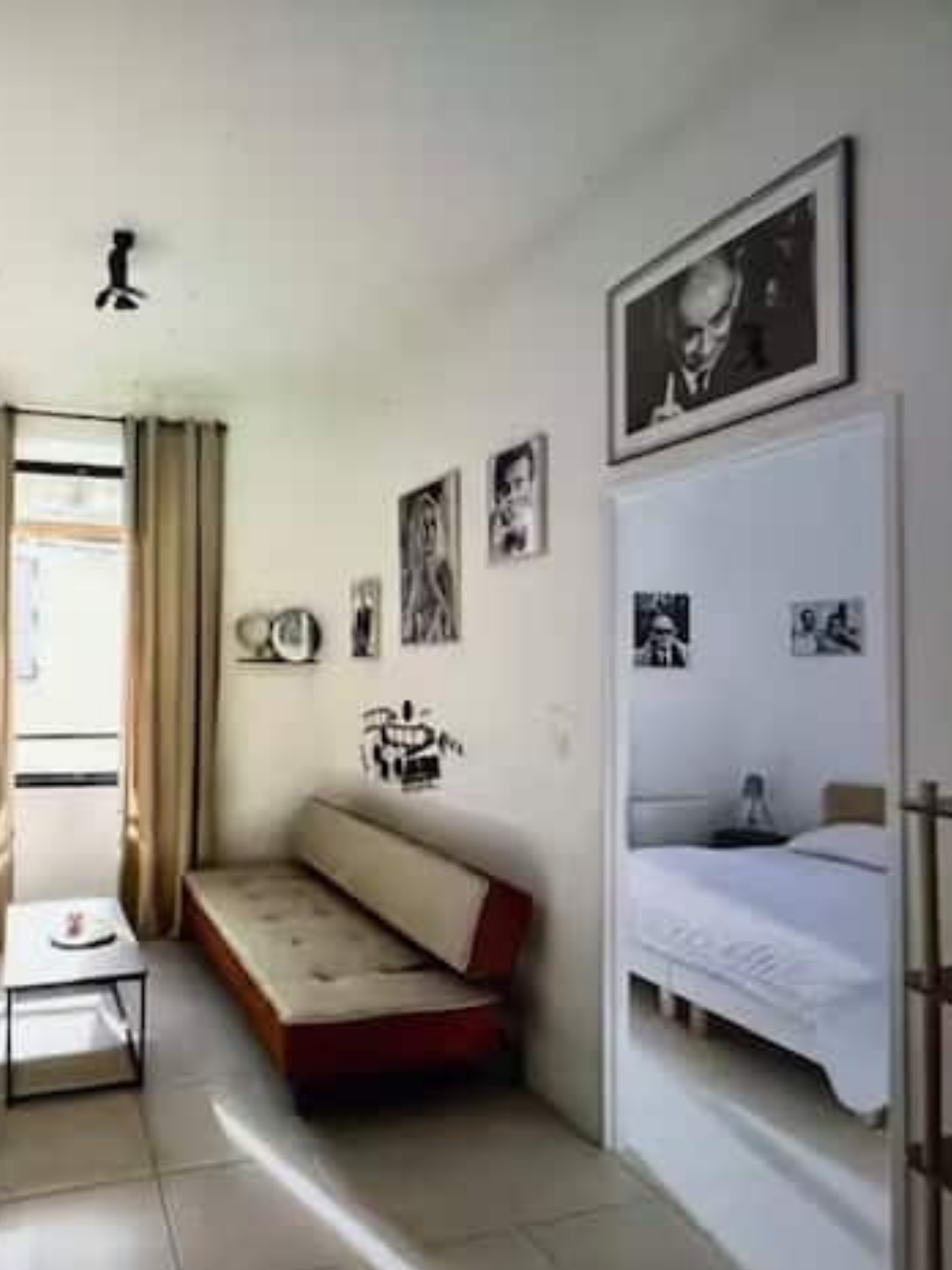 Nos appartements salon canapé vue chambre appartement cinéma T2 Nîmes