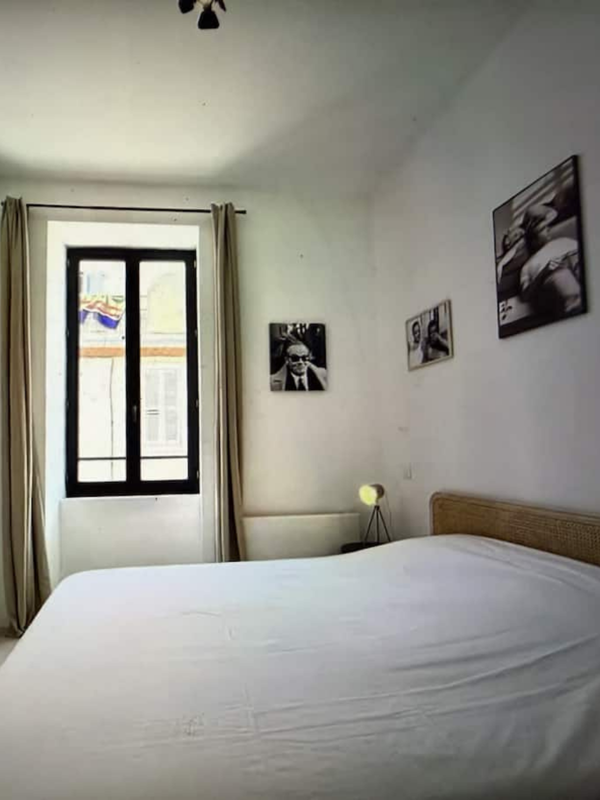 Nos appartements chambre lit fenêtre appartement cinéma Nîmes